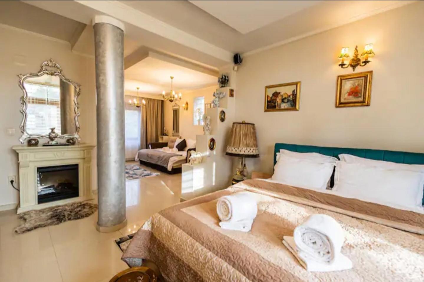 Gold Apartment