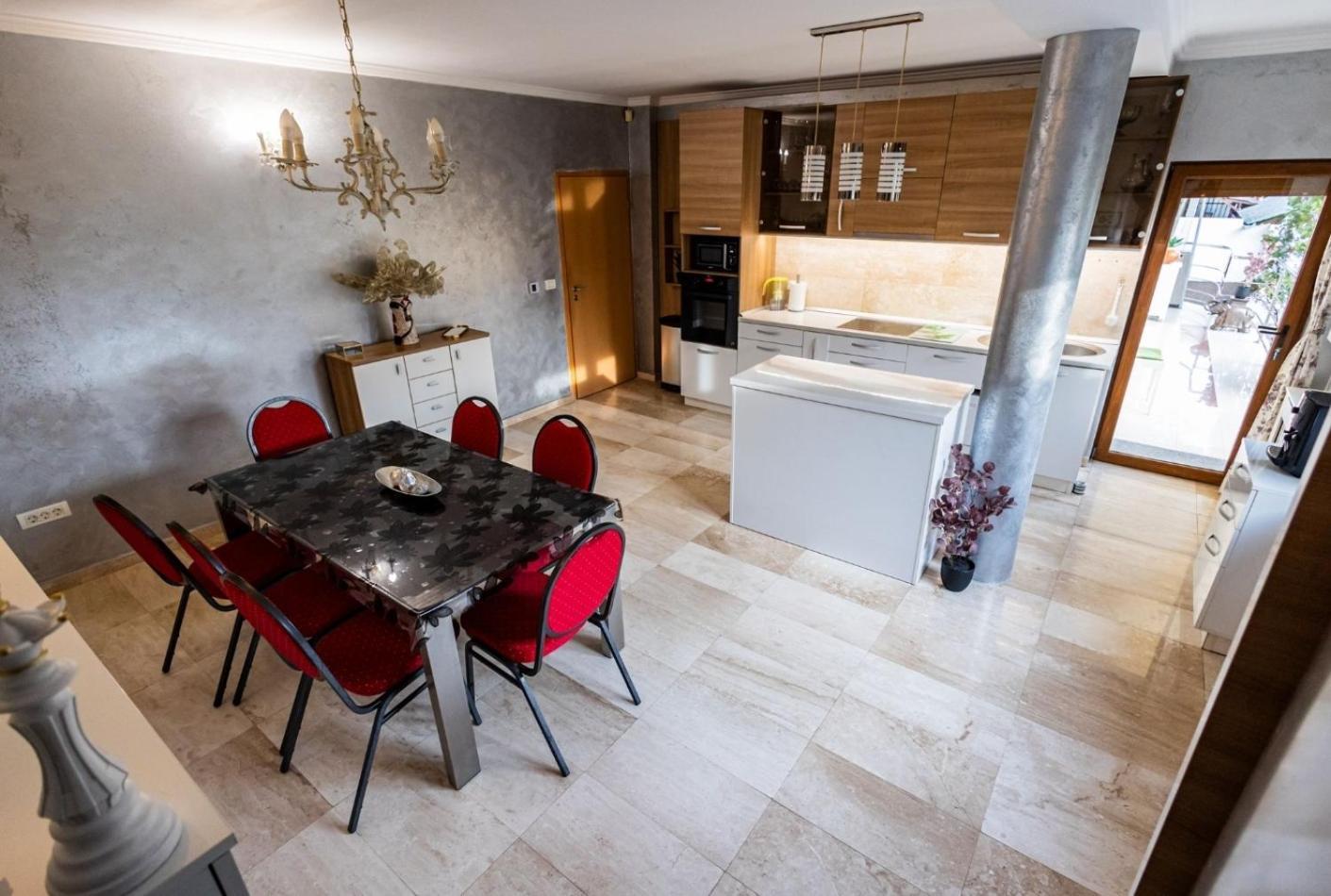 Gold Apartment *