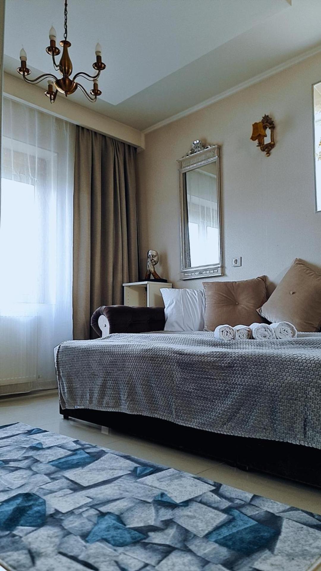 Gold Apartment